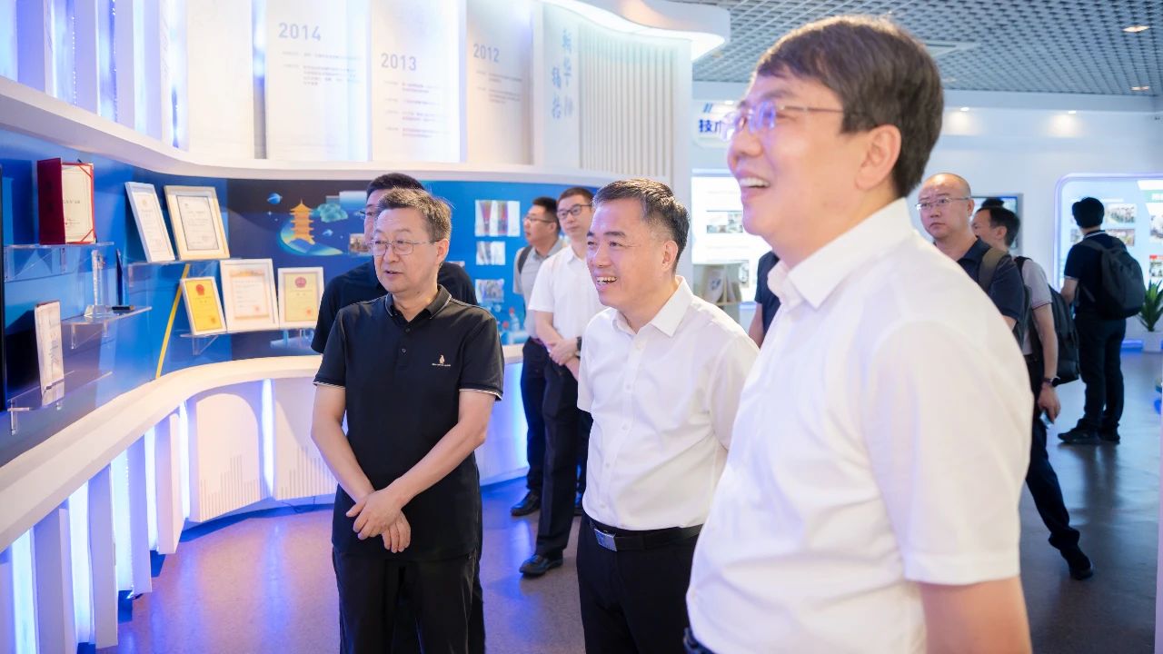 �A�S��W(xu��)�hί��(sh��)ӛ�����i���ϰ���ί��(sh��)ӛ����ɭһ�Ё�(l��i)��˾�����{��